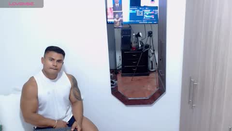 Snapshot of leo_muscleboy chatting on November 6, 12:44 am Leo online show from November 6, 12:44 am