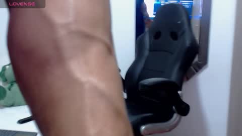 Snapshot of leo_muscleboy chatting on November 15, 12:41 am Leo online show from November 15, 12:41 am