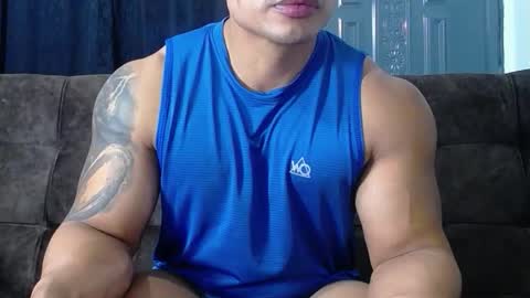 Snapshot of leo_muscleboy chatting on December 19, 10:28 pm Leo online show from December 19, 10:28 pm
