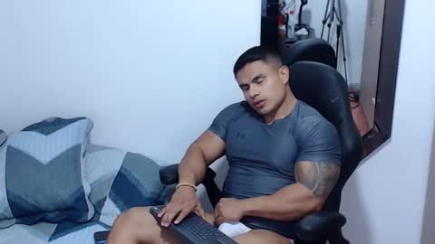 Snapshot of leo_muscleboy chatting on February 17, 11:55 pm Leo online show from February 17, 11:55 pm