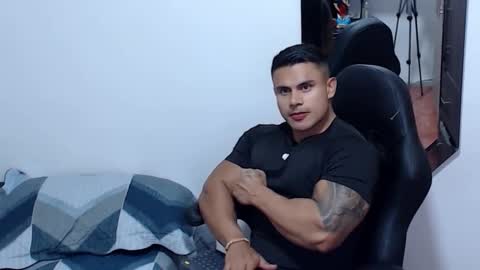 Snapshot of leo_muscleboy chatting on March 3, 3:56 am Leo online show from March 3, 3:56 am