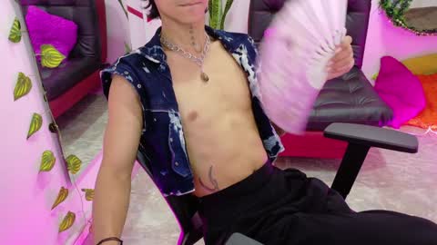 Snapshot of leoadamss chatting on December 19, 1:40 pm Leo online show from December 19, 1:40 pm