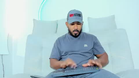 leo  online show from June 18, 1:15 pm
