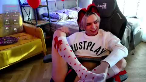 Snapshot of leon_yuugen chatting on February 12, 11:18 am Leon online show from February 12, 11:18 am