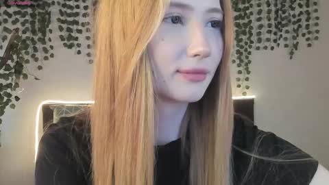 Snapshot of leona_vixen chatting on May 13, 9:17 am Leona online show from May 13, 9:17 am