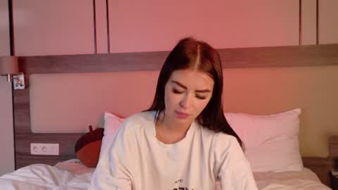 Snapshot of leonameilee chatting on June 24, 6:12 am Mila online show from June 24, 6:12 am