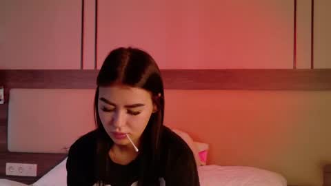 Snapshot of leonameilee chatting on June 30, 6:36 am Mila online show from June 30, 6:36 am