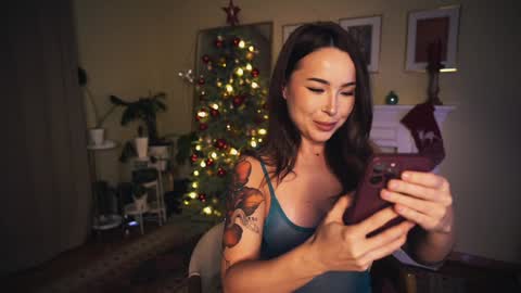 Snapshot of leonamell chatting on December 25, 7:02 pm Leo online show from December 25, 7:02 pm