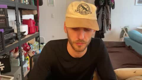 Leon online show from November 28, 1:36 pm