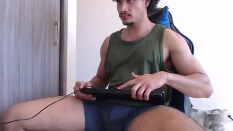 leostorm25 online show from February 4, 9:31 pm