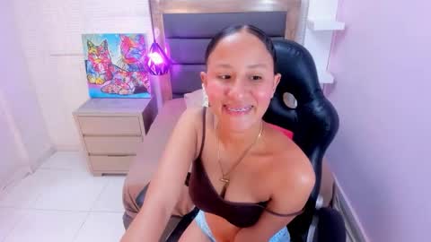 Snapshot of leslysimpson chatting on February 10, 7:51 pm online show from February 10, 7:51 pm