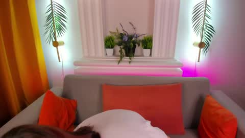 Lessi online show from May 20, 1:01 am