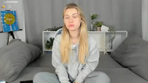 Snapshot of lesslimood chatting on December 7, 11:07 am Erin Open for long and cool pvts 3 online show from December 7, 11:07 am