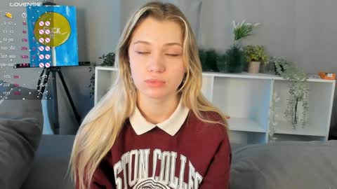 Snapshot of lesslimood chatting on December 10, 9:12 am Erin Open for long and cool pvts 3 online show from December 10, 9:12 am