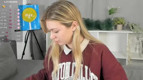 Snapshot of lesslimood chatting on December 11, 9:19 am Erin Open for long and cool pvts 3 online show from December 11, 9:19 am