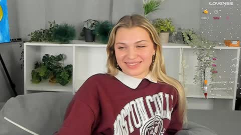 Snapshot of lesslimood chatting on December 11, 3:26 pm Erin Open for long and cool pvts 3 online show from December 11, 3:26 pm