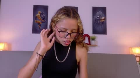 Snapshot of lia_valmont_18 chatting on May 3, 6:47 pm Juliana online show from May 3, 6:47 pm