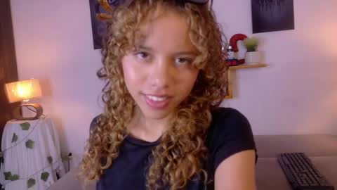 Snapshot of lia_valmont_18 chatting on May 15, 6:59 pm Juliana online show from May 15, 6:59 pm