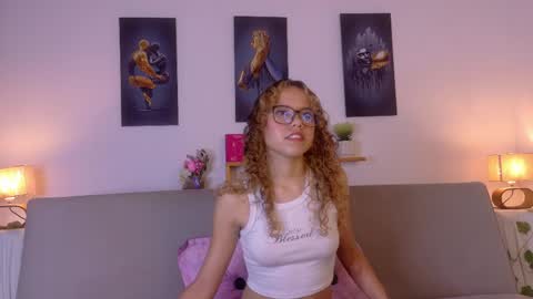 Snapshot of lia_valmont_18 chatting on May 25, 6:58 pm Juliana online show from May 25, 6:58 pm