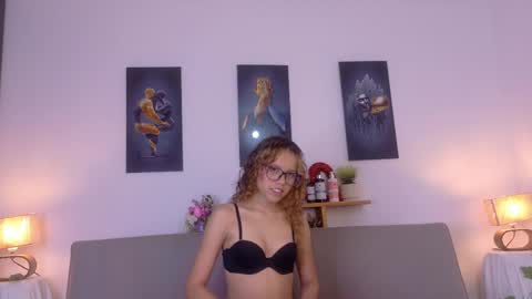 Snapshot of lia_valmont_18 chatting on May 27, 7:22 pm Juliana online show from May 27, 7:22 pm