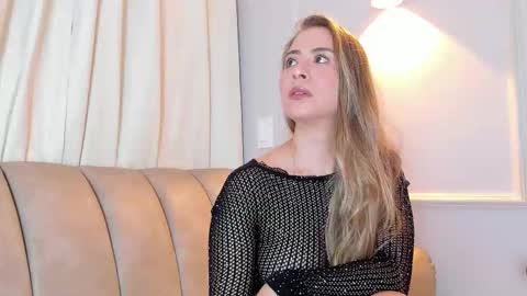 Snapshot of lia_walton__ chatting on February 4, 12:11 pm liz walton online show from February 4, 12:11 pm