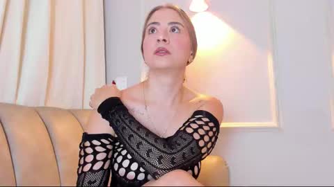 Snapshot of lia_walton__ chatting on February 12, 12:22 pm liz walton online show from February 12, 12:22 pm