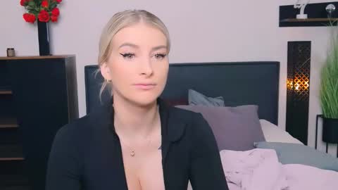 Lia online show from February 23, 1:30 pm