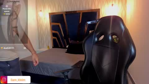 LIAM KLEIN online show from March 15, 2:56 pm