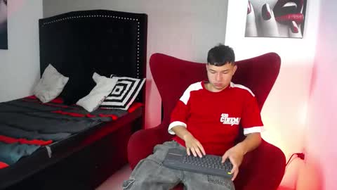 Snapshot of liam_sean chatting on February 27, 12:38 pm Liam online show from February 27, 12:38 pm