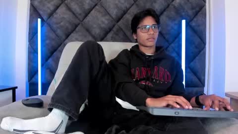 Snapshot of liamkron chatting on May 26, 11:17 am Liam twink big dick online show from May 26, 11:17 am