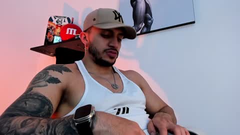 Snapshot of liamreigns_ chatting on February 2, 11:30 am liam online show from February 2, 11:30 am