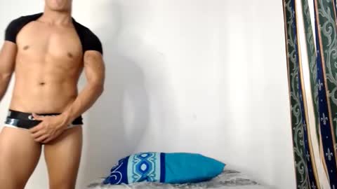 Snapshot of lianstonne chatting on February 17, 9:21 pm Liamstonne online show from February 17, 9:21 pm