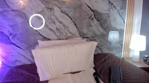 Lia Tompson online show from November 11, 9:37 pm