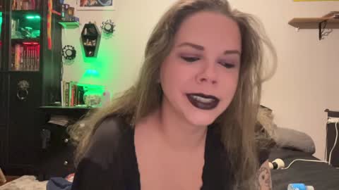 Snapshot of libbydeetzxxx chatting on December 12, 10:13 am Libby Deetz online show from December 12, 10:13 am