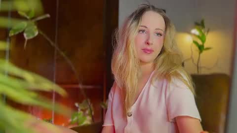 Snapshot of lierie chatting on February 11, 6:13 pm its my birthday today so im offline but id be so happy if you felt like sending me a birthday love while im away online show from February 11, 6:13 pm