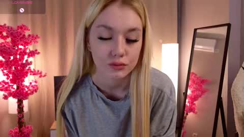 Snapshot of light_babe chatting on November 11, 2:06 pm Sofia online show from November 11, 2:06 pm