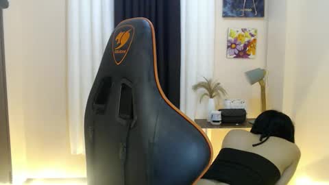 Snapshot of likliklicklengleng chatting on February 5, 11:20 pm Leng online show from February 5, 11:20 pm