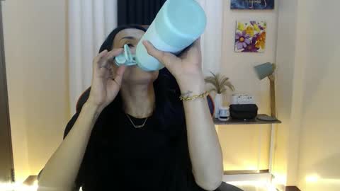 Snapshot of likliklicklengleng chatting on February 6, 12:19 pm Leng online show from February 6, 12:19 pm