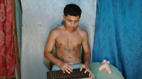 Snapshot of lil_condor_baby chatting on September 26, 1:53 am lil_condor_baby online show from September 26, 1:53 am