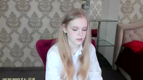 Snapshot of lil_cookie_monster chatting on February 25, 11:09 am Erica online show from February 25, 11:09 am