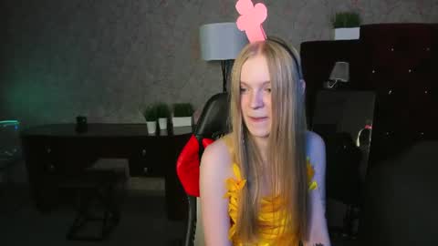 Snapshot of lil_cookie_monster chatting on June 27, 12:22 pm Erica online show from June 27, 12:22 pm