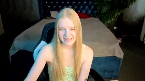 Snapshot of lil_cookie_monster chatting on July 18, 11:25 am Erica online show from July 18, 11:25 am