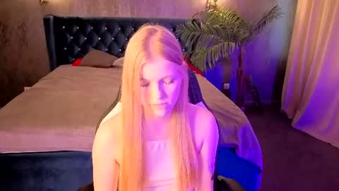 Snapshot of lil_cookie_monster chatting on July 30, 1:32 pm Erica online show from July 30, 1:32 pm