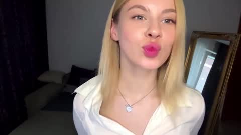 Snapshot of lil_elisa chatting on September 10, 10:59 am Elisa  online show from September 10, 10:59 am
