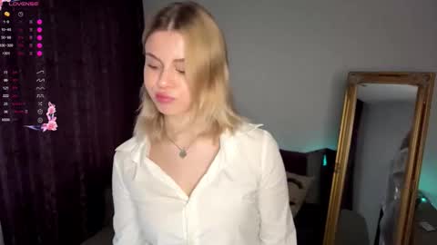 Snapshot of lil_elisa chatting on September 22, 11:01 am Elisa  online show from September 22, 11:01 am