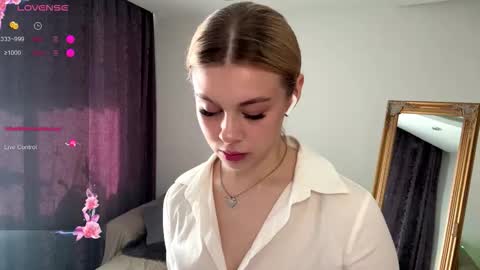 Snapshot of lil_elisa chatting on October 10, 10:14 am Elisa  online show from October 10, 10:14 am