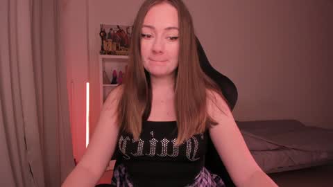 Snapshot of lil_happiness chatting on February 4, 6:06 pm for free registration 3 online show from February 4, 6:06 pm