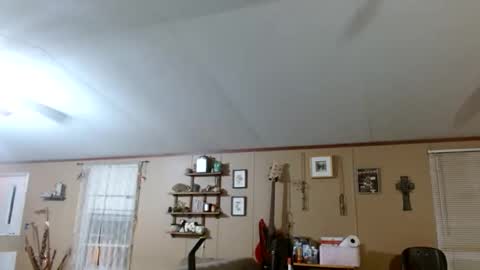 Snapshot of lil_luluvert chatting on April 8, 4:34 am lil_luluvert online show from April 8, 4:34 am