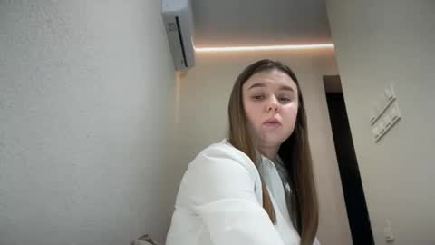 Snapshot of lilae37yis chatting on October 11, 6:28 pm Lily online show from October 11, 6:28 pm