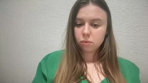Snapshot of lilae37yis chatting on October 14, 9:15 pm Lily online show from October 14, 9:15 pm